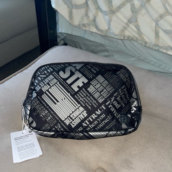 NEW Lululemon Unisex 1L Manifesto Everywhere Belt Bag Sling Bag Grey Fanny Pack - Picture 3 of 9